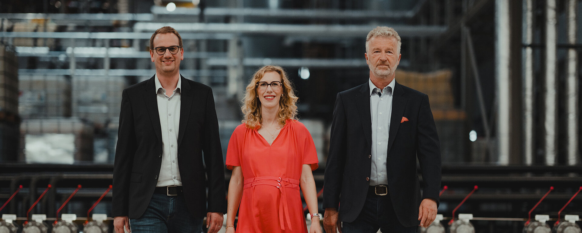 Abbildung der Geschäftsleitung mit Dr. Alexandra Kohlmann, Stefan Wermter sowie dem Gründer der ROWE Gruppe, Michael Zehe